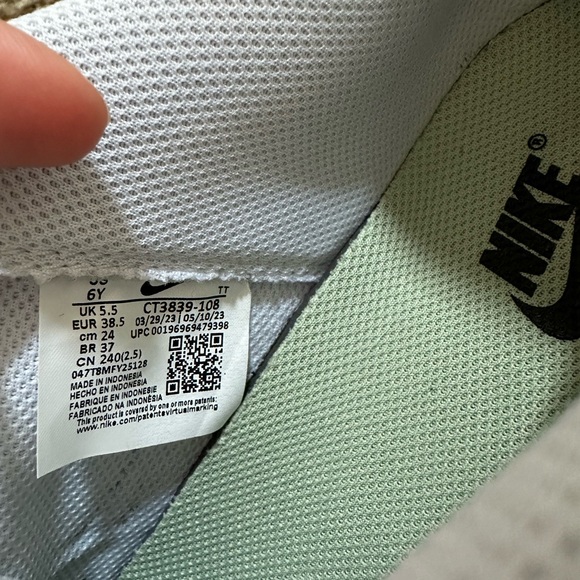 Nike Air Force 1 white shoes - Picture 3 of 4